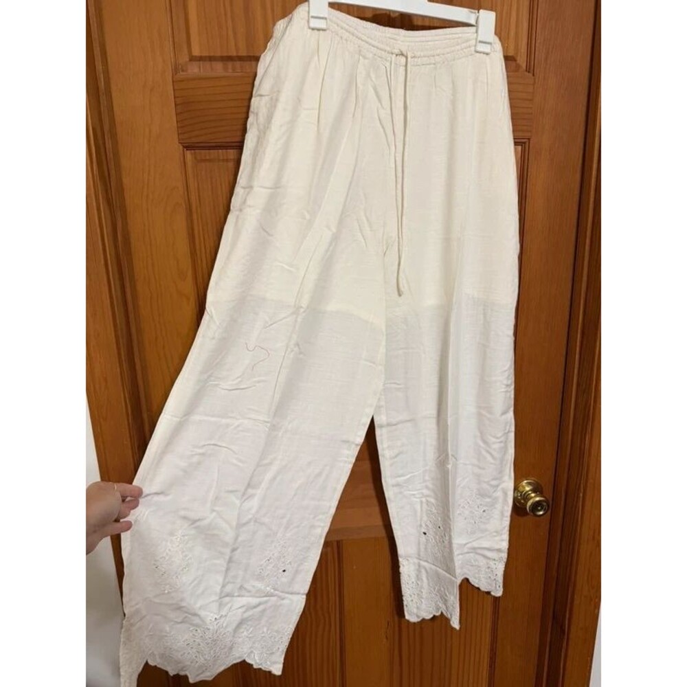 $40 NWT Wide Leg Embellished Eyelet Pull-On Pants - Future Collective